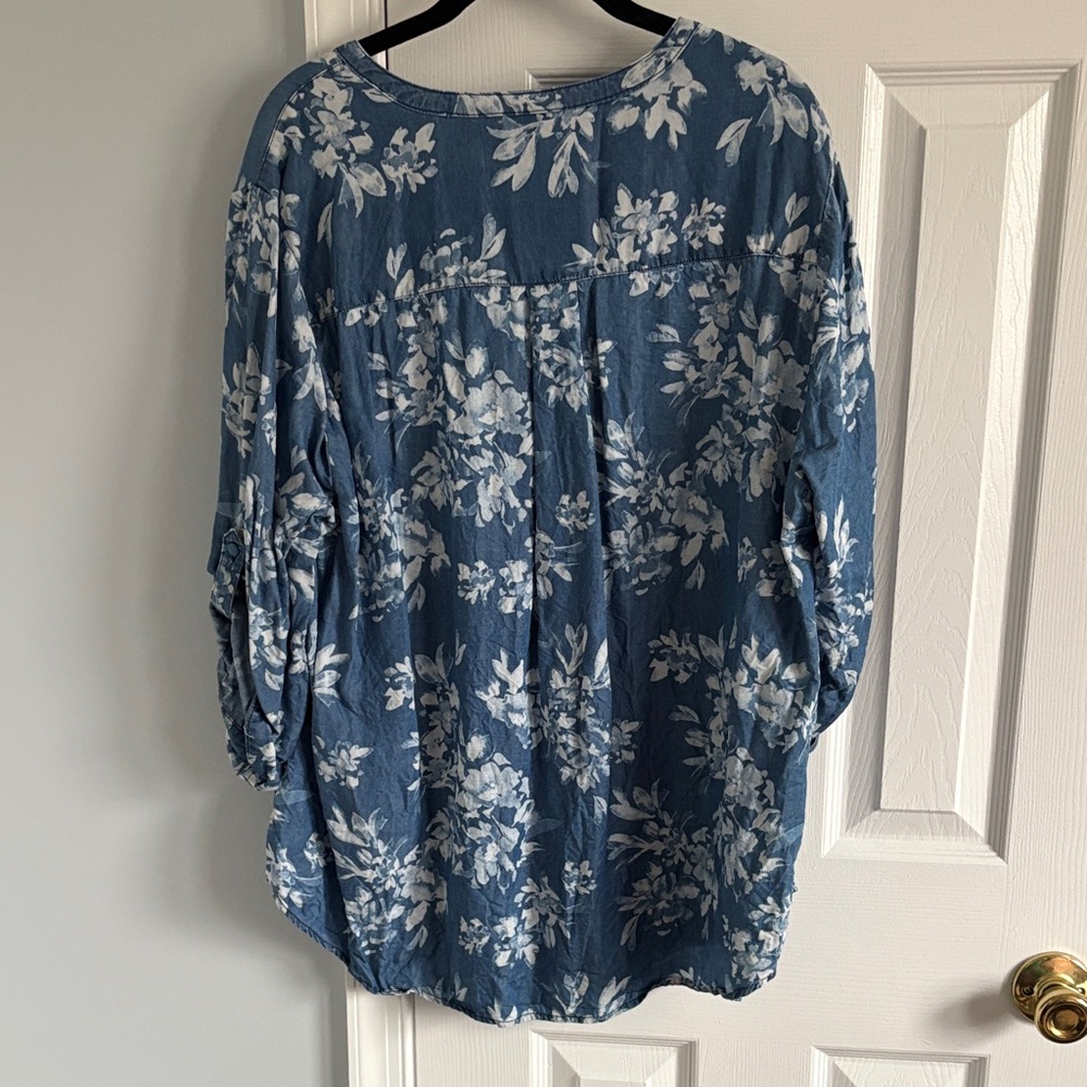 torrid Harper Blue & White Floral VNeck Blouse Roll Tab Sleeves 100% Tencel Sz 2 - Picture 7 of 7